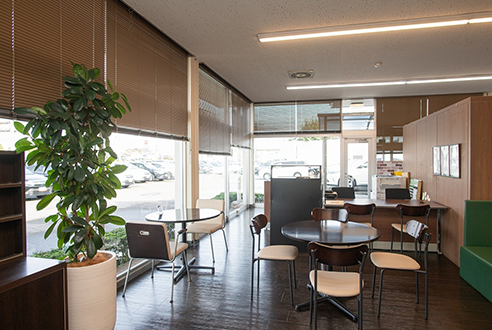 明るく開放的な店内