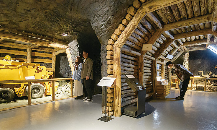 「巻上機室」脇を歩く