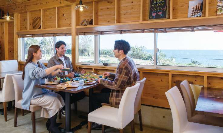 店内で食事をする様子