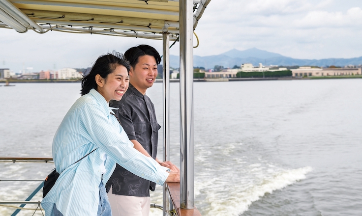 船上で海風を感じる二人
