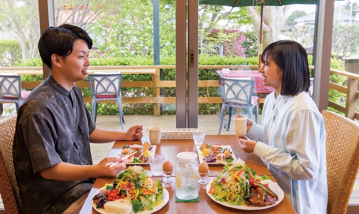 ランチを食べる二人