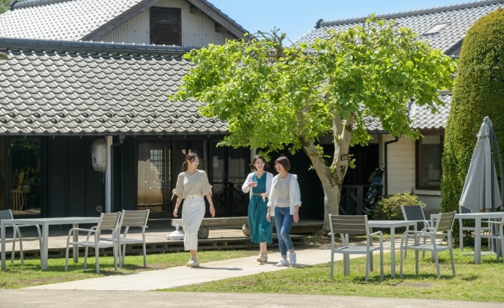 ねぶた飾りと記念撮影