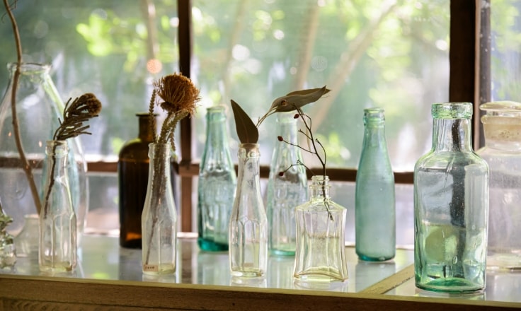 陳列されたガラス瓶