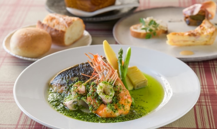 有頭エビ、鰆、イカのポワレ